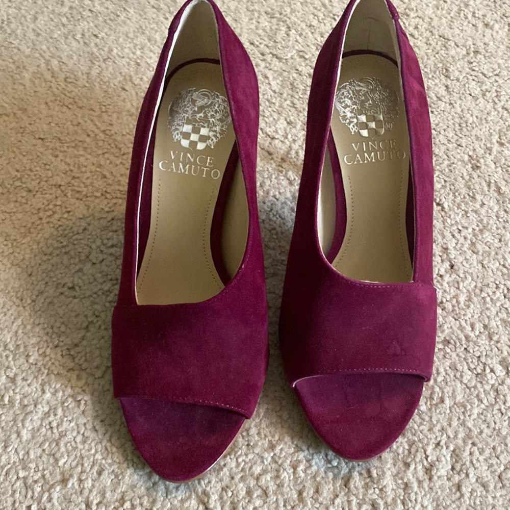 New unworn Vince Camuto burgundy suede heels